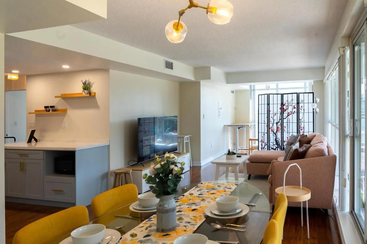 Large 2 Bedrooms Besides Cn Tower location